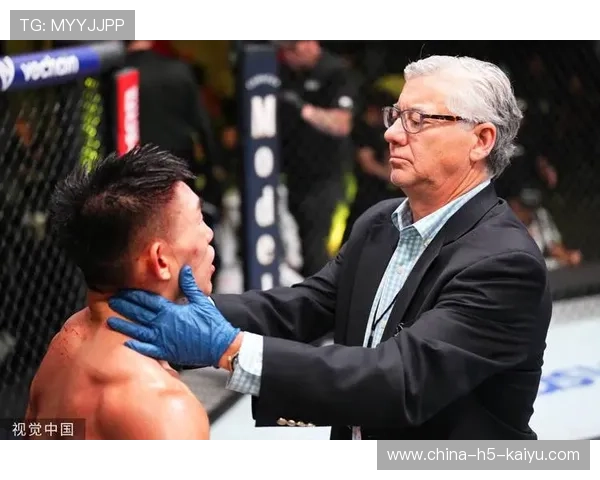 UFC惊天一击：拳手奋战到底，护具凹陷背后的荣耀与拼搏